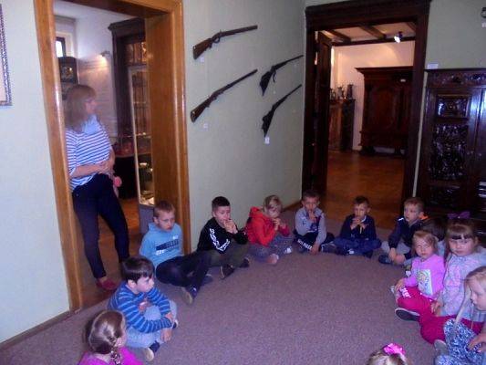  Grafika #1: Starszaki z wizytą w muzeum