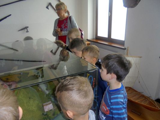  Grafika #4: Starszaki z wizytą w muzeum