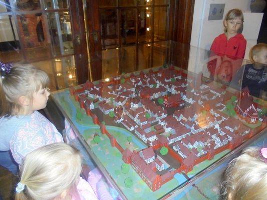  Grafika #14: Starszaki z wizytą w muzeum