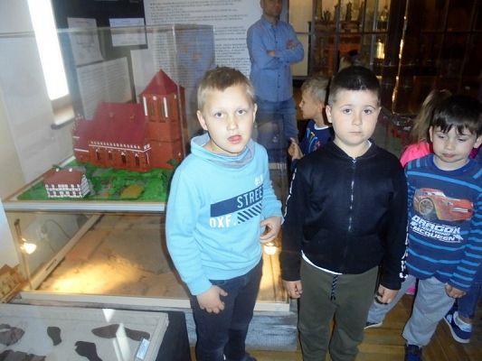  Grafika #11: Starszaki z wizytą w muzeum