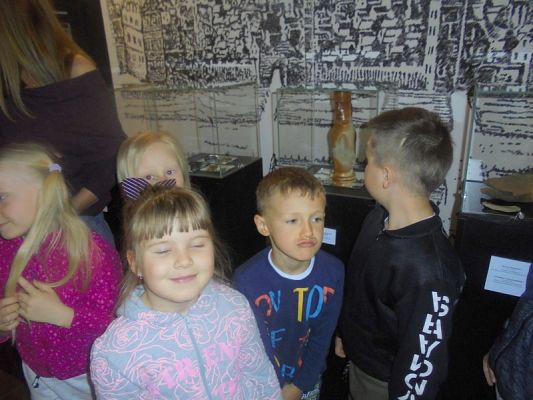  Grafika #17: Starszaki z wizytą w muzeum