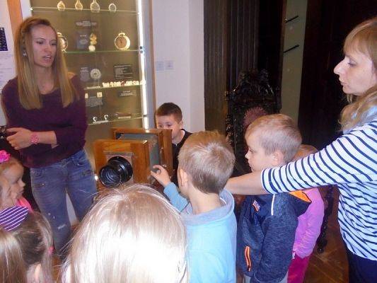  Grafika #15: Starszaki z wizytą w muzeum