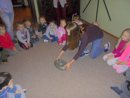  Grafika #7: Starszaki z wizytą w muzeum