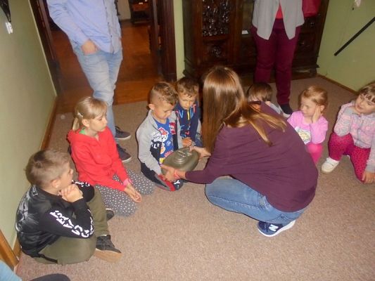  Grafika #6: Starszaki z wizytą w muzeum