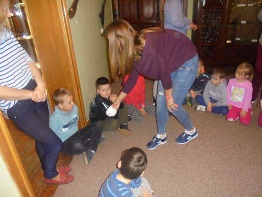  Grafika #3: Starszaki z wizytą w muzeum