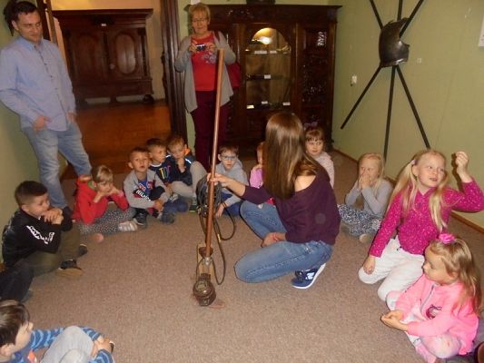  Grafika #10: Starszaki z wizytą w muzeum