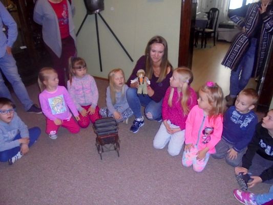  Grafika #9: Starszaki z wizytą w muzeum