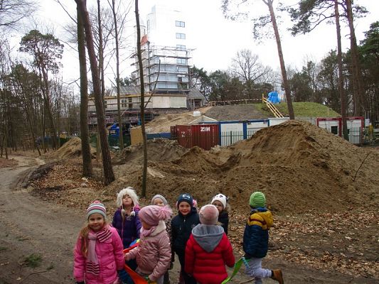  Grafika #7: Starszaki na wycieczce