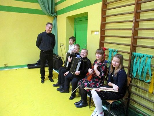  Grafika #0: Koncert muzyczny w szkole