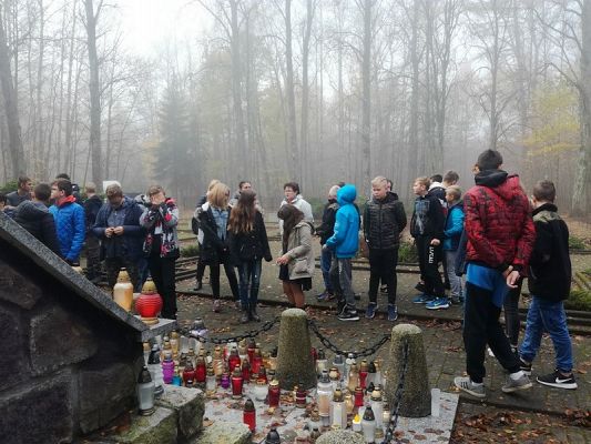  Grafika #2: Wyjazd uczniów na cmentarz do Krępy Kaszubskiej.