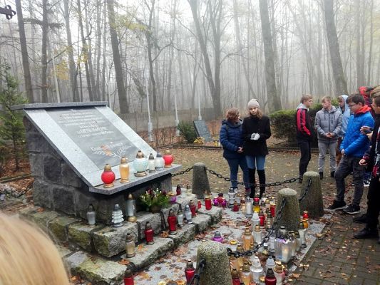  Grafika #0: Wyjazd uczniów na cmentarz do Krępy Kaszubskiej.