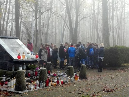  Grafika #1: Wyjazd uczniów na cmentarz do Krępy Kaszubskiej.