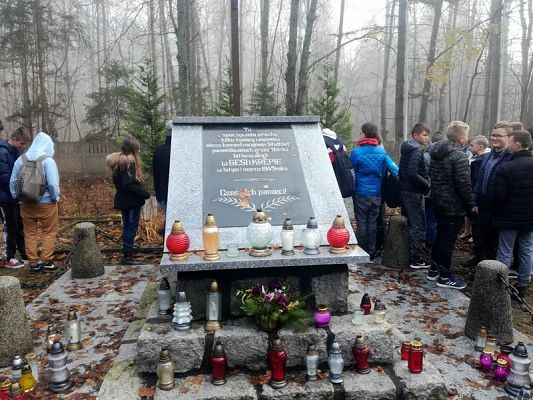  Grafika #4: Wyjazd uczniów na cmentarz do Krępy Kaszubskiej.