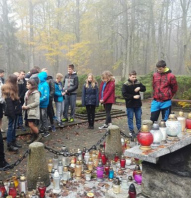  Grafika #3: Wyjazd uczniów na cmentarz do Krępy Kaszubskiej.