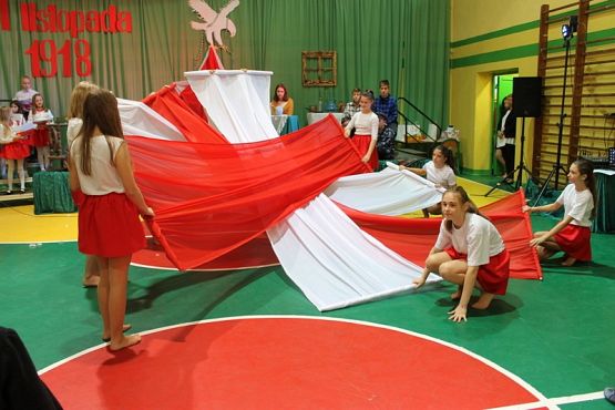  Grafika #42: Apel z okazji Święta Niepodległości