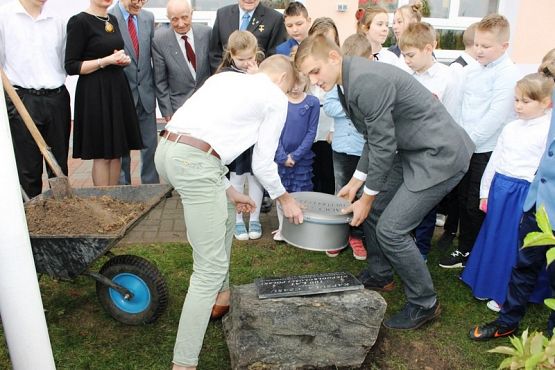  Grafika #51: Apel z okazji Święta Niepodległości