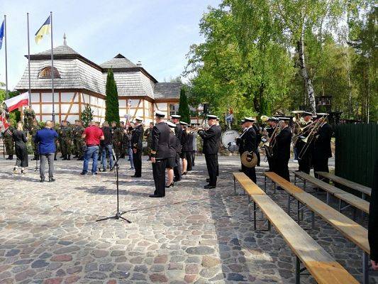  Grafika #16: Uroczystości w Szymbarku