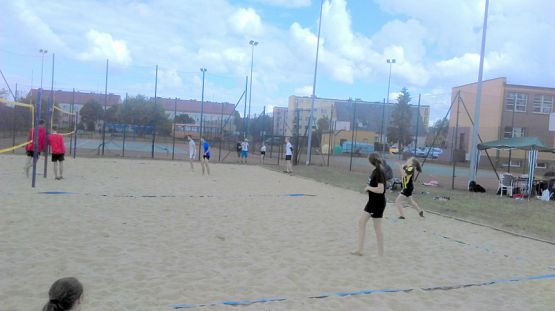  Grafika #1: Piłka plażowa dziewcząt i chłopców