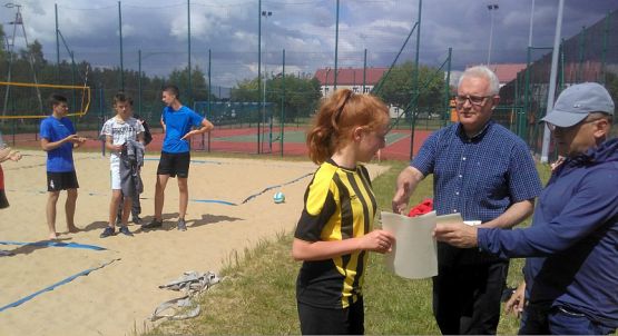  Grafika #6: Piłka plażowa dziewcząt i chłopców