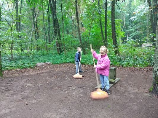  Grafika #12: Przygotowania do uroczystości na cmentarzu w Krępie Kaszubskiej