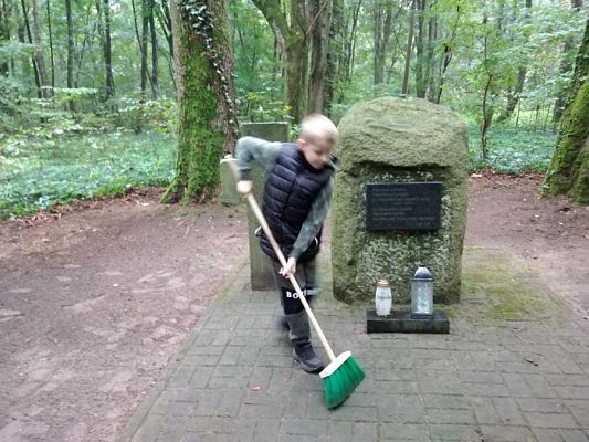  Grafika #1: Przygotowania do uroczystości na cmentarzu w Krępie Kaszubskiej