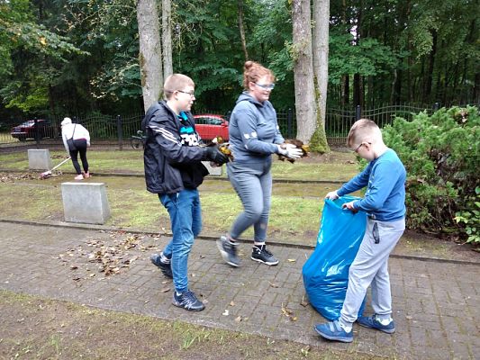  Grafika #11: Przygotowania do uroczystości na cmentarzu w Krępie Kaszubskiej