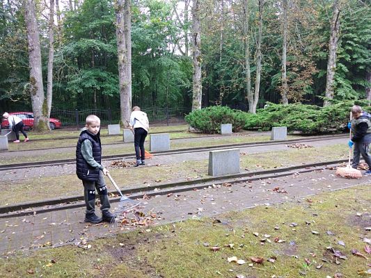  Grafika #15: Przygotowania do uroczystości na cmentarzu w Krępie Kaszubskiej