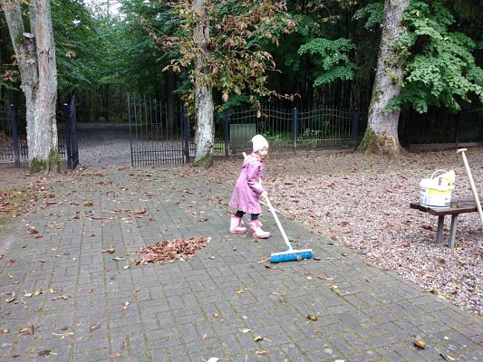  Grafika #10: Przygotowania do uroczystości na cmentarzu w Krępie Kaszubskiej