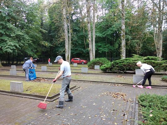  Grafika #8: Przygotowania do uroczystości na cmentarzu w Krępie Kaszubskiej