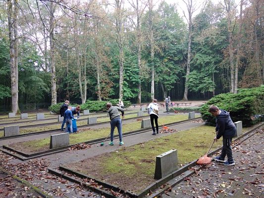  Grafika #13: Przygotowania do uroczystości na cmentarzu w Krępie Kaszubskiej