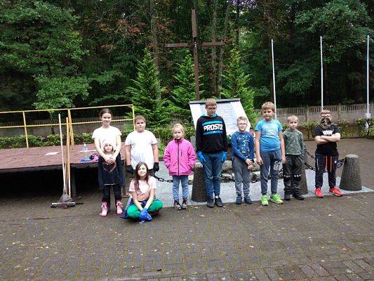  Grafika #4: Przygotowania do uroczystości na cmentarzu w Krępie Kaszubskiej