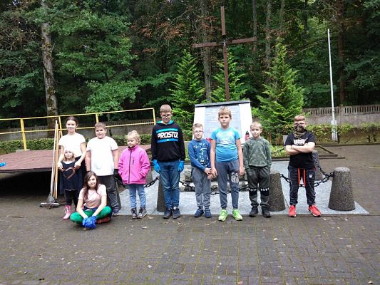  Grafika #3: Przygotowania do uroczystości na cmentarzu w Krępie Kaszubskiej