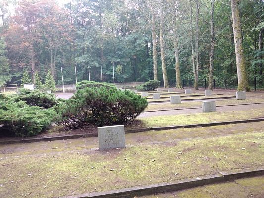  Grafika #2: Przygotowania do uroczystości na cmentarzu w Krępie Kaszubskiej