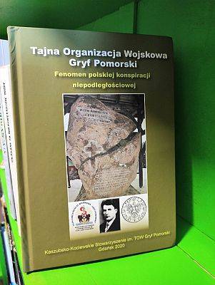  Grafika #0: Książka pt. "Tajna Organizacja Wojskowa Gryf Pomorski" - w naszej szkolnej bibliotece