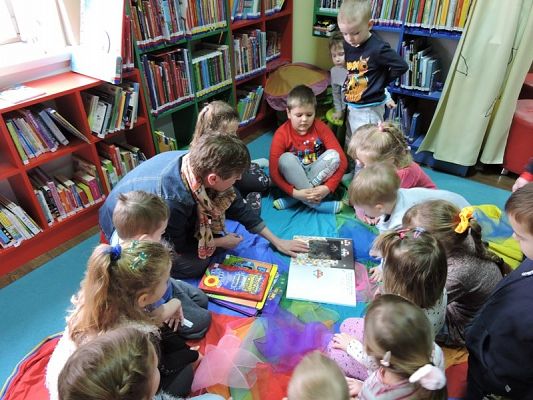 Grafika #11: Wycieczka do Miejskiej Biblioteki w Lęborku