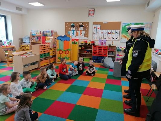  Grafika #0: GOŚCIE W PRZEDSZKOLU