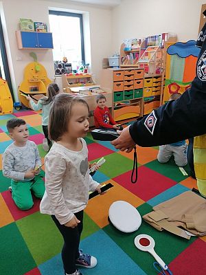  Grafika #10: GOŚCIE W PRZEDSZKOLU