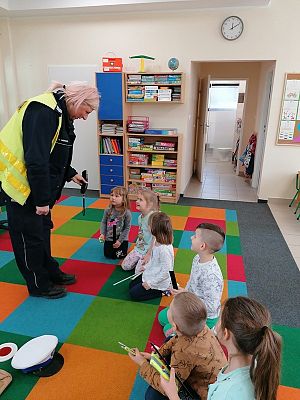  Grafika #12: GOŚCIE W PRZEDSZKOLU