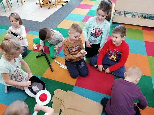  Grafika #15: GOŚCIE W PRZEDSZKOLU