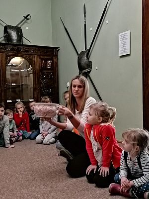  Grafika #2: Z wizytą w muzeum