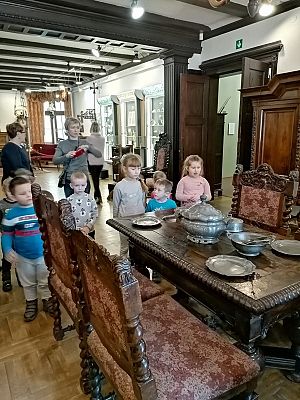  Grafika #13: Z wizytą w muzeum