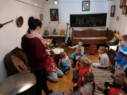  Grafika #1: Z wizytą w muzeum