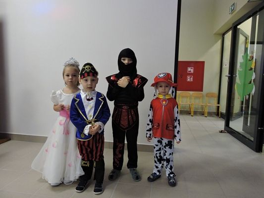  Grafika #1: Bale w Karnawale