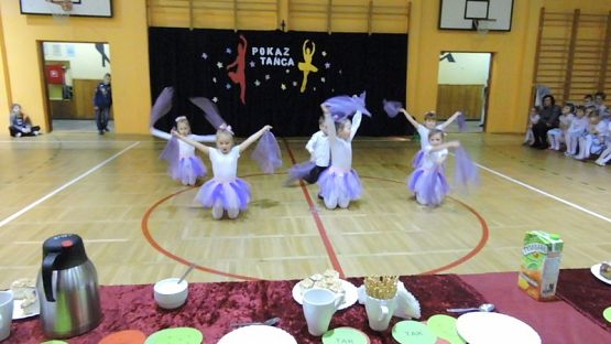  Grafika #2: Roztańczone przedszkolaki