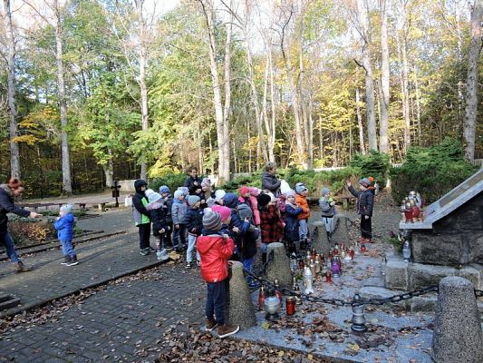  Grafika #2: Czcimy pamięć zmarłych