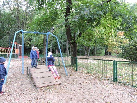  Grafika #17: Jesienny spacer po parku.