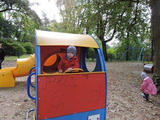  Grafika #0: Jesienny spacer po parku.