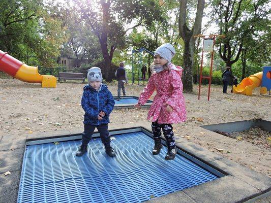  Grafika #7: Jesienny spacer po parku.