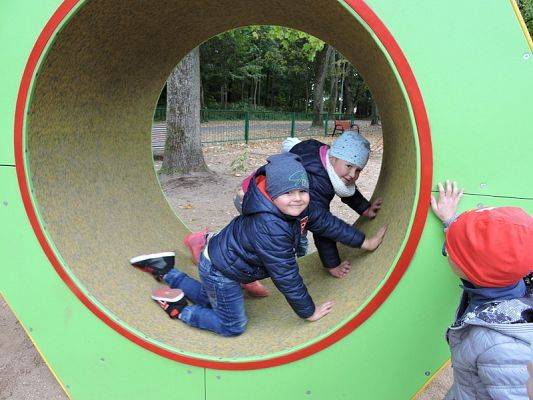  Grafika #8: Jesienny spacer po parku.