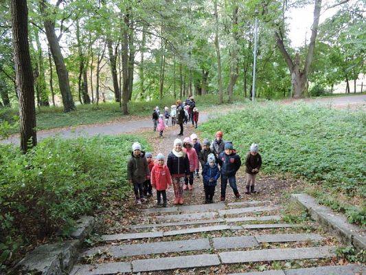  Grafika #5: Jesienny spacer po parku.